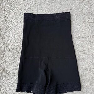 High-Waist Black Lace Hem Shaping Shorts